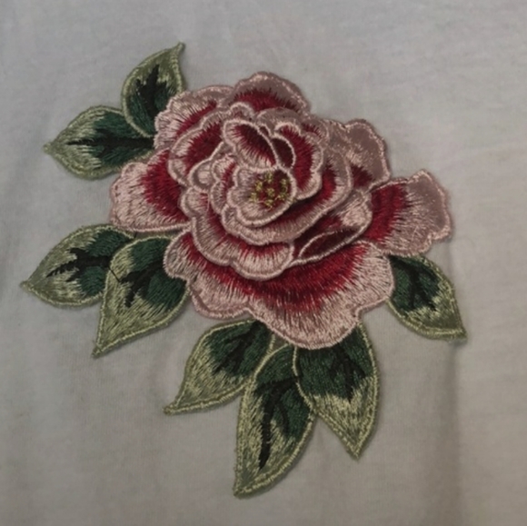 💛5 for $20💛White Short Sleeve Tee w/ Rose Embroidered Patches - Picture 4 of 8